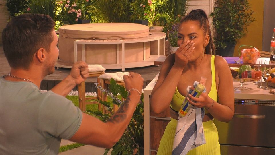 "Promi Big Brother": Joey Heindle gratuliert Janine Pink Joey Heindle gratuliert Janine Pink