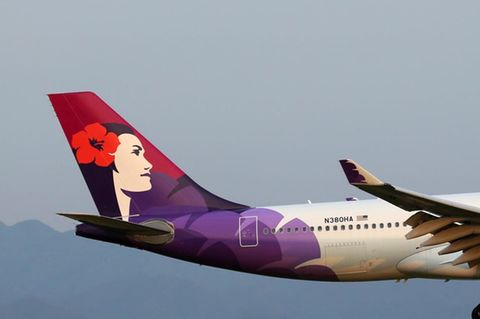 Das Leitwerk eines Jets von Hawaiian Airlines