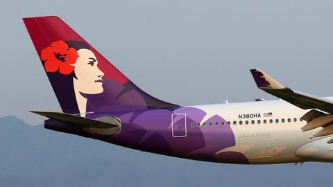 Das Leitwerk eines Jets von Hawaiian Airlines