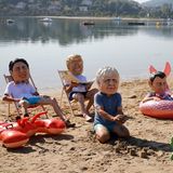 Schon im Vorfeld gab es in dem Badeort zahlreiche Protestaktionen, wie diese Oxfam-Aktivisten, die die Masken mit den Gesichtern von Trudeau, Trump, Johnson und Macron tragen.