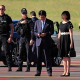 Zu den früh angereisten Politikern gehört auch Shinzo Abe. Der Premierminister von Japan blickt bei der Ankunft am Flughafen auf sein Handy, neben ihm steht seine Frau Akie Abe. 