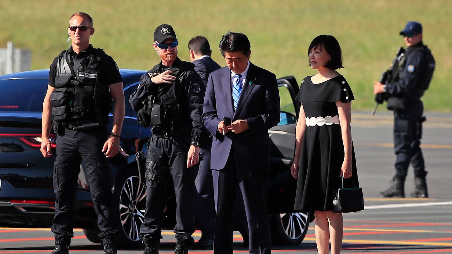 Zu den früh angereisten Politikern gehört auch Shinzo Abe. Der Premierminister von Japan blickt bei der Ankunft am Flughafen auf sein Handy, neben ihm steht seine Frau Akie Abe. 