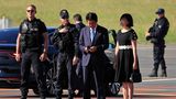 Zu den früh angereisten Politikern gehört auch Shinzo Abe. Der Premierminister von Japan blickt bei der Ankunft am Flughafen auf sein Handy, neben ihm steht seine Frau Akie Abe. 