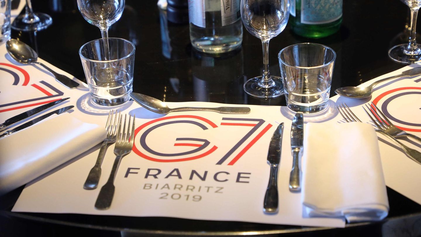 Der G7-Gipfel beginnt offiziell am Samstag um 19.30 Uhr mit einem gemeinsamen Abendessen und dauert bis zum 26. August