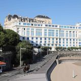 In den drei Tagen kommen die Mächtigen im Bellevue Hotel zusammen, das großräumig abgeriegelt und von Hunderten von Polizisten bewacht wird.