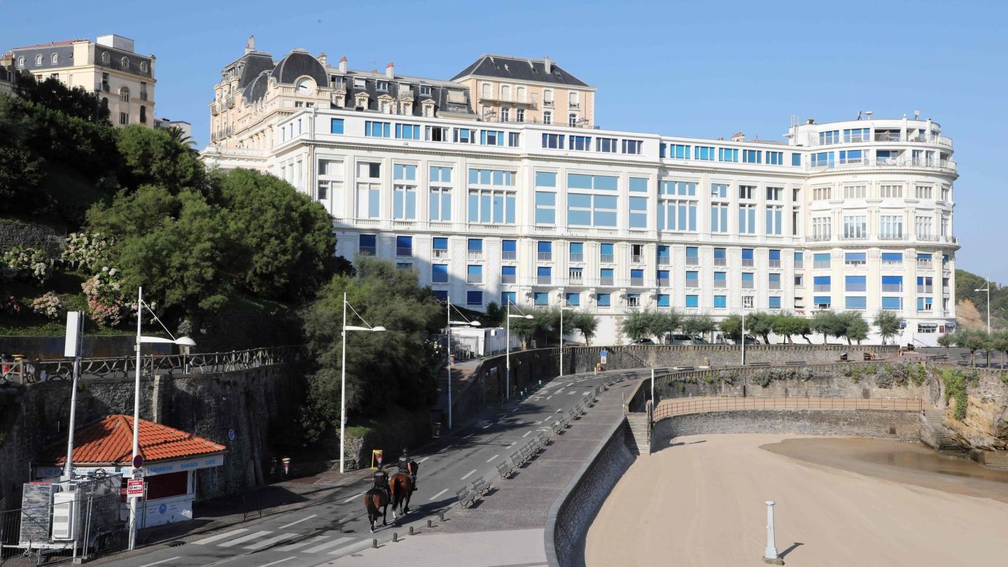 In den drei Tagen kommen die Mächtigen im Bellevue Hotel zusammen, das großräumig abgeriegelt und von Hunderten von Polizisten bewacht wird.