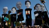 Sechs Teilnehmer des G7-Gipfels in Form von Figuren der Demonstranten (v.l.n.r.): der Präsident der USA, Donald Trump, der Regierungschef von Kanada, Justin Trudeau, der Premierminister von Großbritannien, Boris Johnson, der Premierminister von Japan, Shinzo Abe, der Ministerpräsident von Italien, Guiseppe Conte, und der Präsident von Frankreich, Emmanuel Macron – eine Maske von Angela Merkel fehlt.
