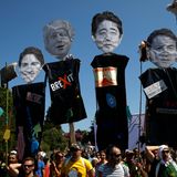 Sechs Teilnehmer des G7-Gipfels in Form von Figuren der Demonstranten (v.l.n.r.): der Präsident der USA, Donald Trump, der Regierungschef von Kanada, Justin Trudeau, der Premierminister von Großbritannien, Boris Johnson, der Premierminister von Japan, Shinzo Abe, der Ministerpräsident von Italien, Guiseppe Conte, und der Präsident von Frankreich, Emmanuel Macron – eine Maske von Angela Merkel fehlt.