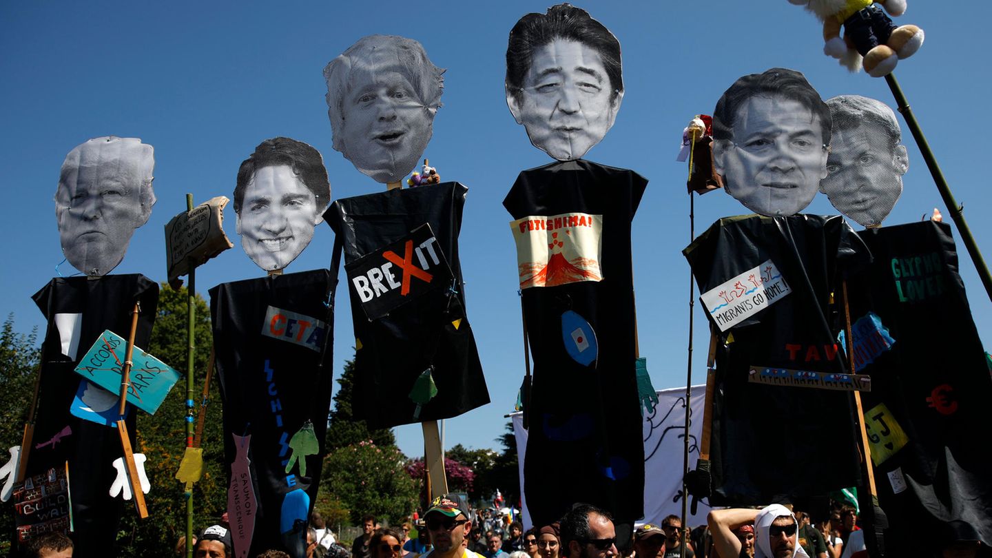 Treffen in Biarritz: Sechs Teilnehmer des G7-Gipfels in Form von Figuren der Demonstranten (v.l.n.r.): der Präsident der USA, Donald Trump, der Regierungschef von Kanada, Justin Trudeau, der Premierminister von Großbritannien, Boris Johnson, der Premierminister von Japan, Shinzo Abe, der Ministerpräsident von Italien, Guiseppe Conte, und der Präsident von Frankreich, Emmanuel Macron – eine Maske von Angela Merkel fehlt. Sechs Teilnehmer des G7-Gipfels in Form von Figuren der Demonstranten (v.l.n.r.): der Präsident der USA, Donald Trump, der Regierungschef von Kanada, Justin Trudeau, der Premierminister von Großbritannien, Boris Johnson, der Premierminister von Japan, Shinzo Abe, der Ministerpräsident von Italien, Guiseppe Conte, und der Präsident von Frankreich, Emmanuel Macron – eine Maske von Angela Merkel fehlt.