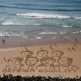 Sandgemälde von Sam Dougados mit sieben Köpfen: Die Zeit ist reif für mehr Geschlechtergleichheit