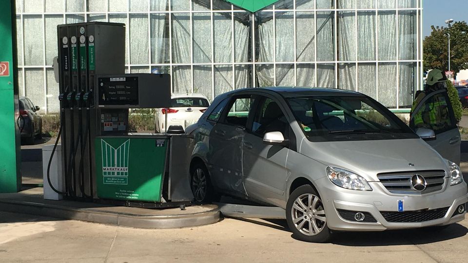Nachrichten Deutschland Grevenbroich Der beschädigte Mercedes steht nach dem Unfall auf dem Tankstellengelände