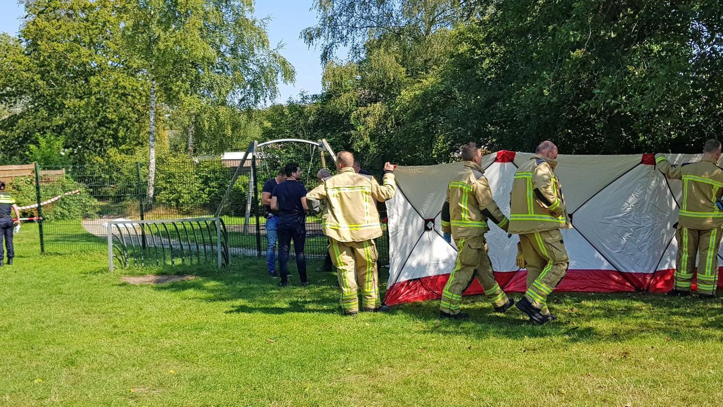  Assen, Niederlande: Rettungskräfte platzieren einen Bildschirm auf einem Spielplatz, auf dem ein Mann getötet wurde