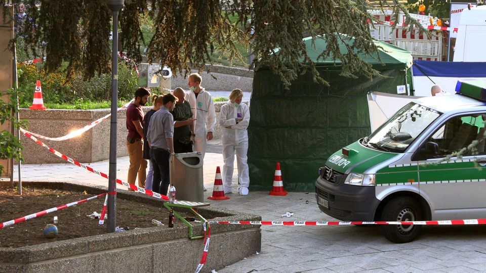 Polizeiauto steht am Ebertplatz hinter Absperrungen Polizeiauto steht am Ebertplatz hinter Absperrungen