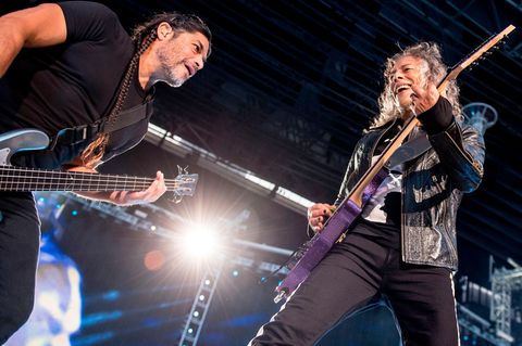 Metallica-Bassist Robert Trujillo (l.) und Gitarrist Kirk Hammett spielten auf dem Konzert in München den Hit der Spider Murphy Gang "Schickeria" - sehr zum Entzücken der Fans (Archivbild)