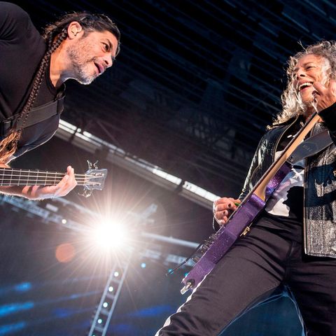 Metallica-Bassist Robert Trujillo (l.) und Gitarrist Kirk Hammett spielten auf dem Konzert in München den Hit der Spider Murphy Gang "Schickeria" - sehr zum Entzücken der Fans (Archivbild)