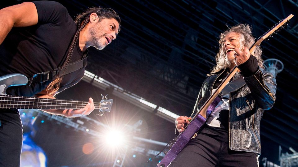 Metallica-Bassist Robert Trujillo (l.) und Gitarrist Kirk Hammett spielten auf dem Konzert in München den Hit der Spider Murphy Gang "Schickeria" - sehr zum Entzücken der Fans (Archivbild)