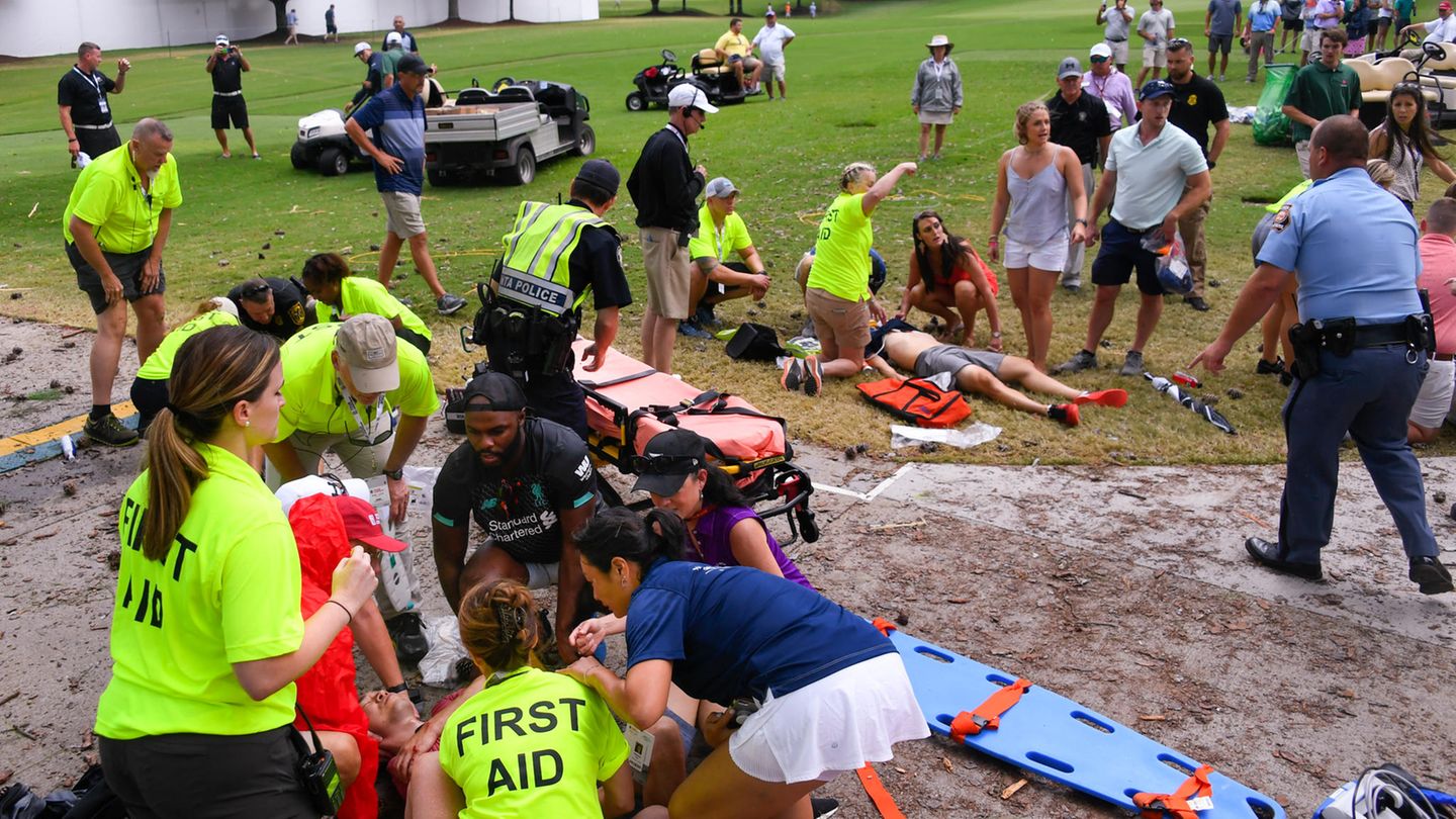Erstversorgung auf dem Golfplatz des East Lake Golf Clubs  in Atlanta. Sechs Golf-Fans wurden verletzt.