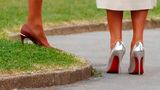 Treffen der High Heels am Leuchtturm von Biarritz: links die Beine von Brigitte Macron, die der Frau des französischen Präsidenten, und rechts von Melania Trump.
