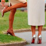 Treffen der High Heels am Leuchtturm von Biarritz: links die Beine von Brigitte Macron, die der Frau des französischen Präsidenten, und rechts von Melania Trump.