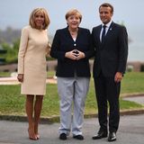 Angela Merkel traf am Samstag in Biarritz ein und posierte mit dem französischen Gastgeber-Ehepaar Macron.