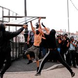 Kontrastprogramm zum Gipfel: Demonstranten demontieren derweil Barrieren in Bayonne