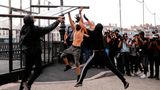 Kontrastprogramm zum Gipfel: Demonstranten demontieren derweil Barrieren in Bayonne