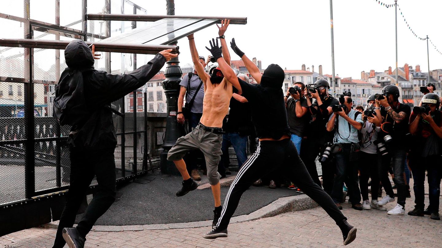 Kontrastprogramm zum Gipfel: Demonstranten demontieren derweil Barrieren in Bayonne