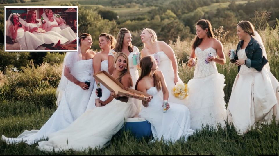 Inspiriert von "Friends" : Acht Frauen in Brautkleidern lachen beim Pizzaessen – in den Händen halten sie Bierdosen. Acht Frauen in Brautkleidern lachen beim Pizzaessen – in den Händen halten sie Bierdosen.