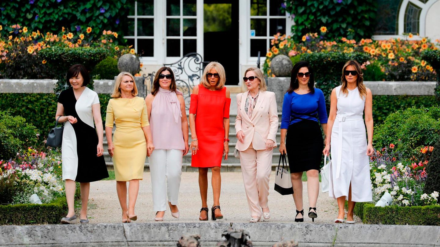 Treffen in Biarritz: In der großen Politik ist die klassische Rollenverteilung immer noch allzu präsent: Während die Männer über Weltpolitik beraten, besuchen ihre Frauen die Villa Arnaga in Cambo-les-Bains. Einzige Ausnahme: Angela Merkel. Ihr Ehemann schloss sich den First Ladys allerdings nicht an. In der großen Politik ist die klassische Rollenverteilung immer noch allzu präsent: Während die Männer über Weltpolitik beraten, besuchen ihre Frauen die Villa Arnaga in Cambo-les-Bains. Einzige Ausnahme: Angela Merkel. Ihr Ehemann schloss sich den First Ladys allerdings nicht an.
