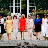 In der großen Politik ist die klassische Rollenverteilung immer noch allzu präsent: Während die Männer über Weltpolitik beraten, besuchen ihre Frauen die Villa Arnaga in Cambo-les-Bains. Einzige Ausnahme: Angela Merkel. Ihr Ehemann schloss sich den First Ladys allerdings nicht an. 