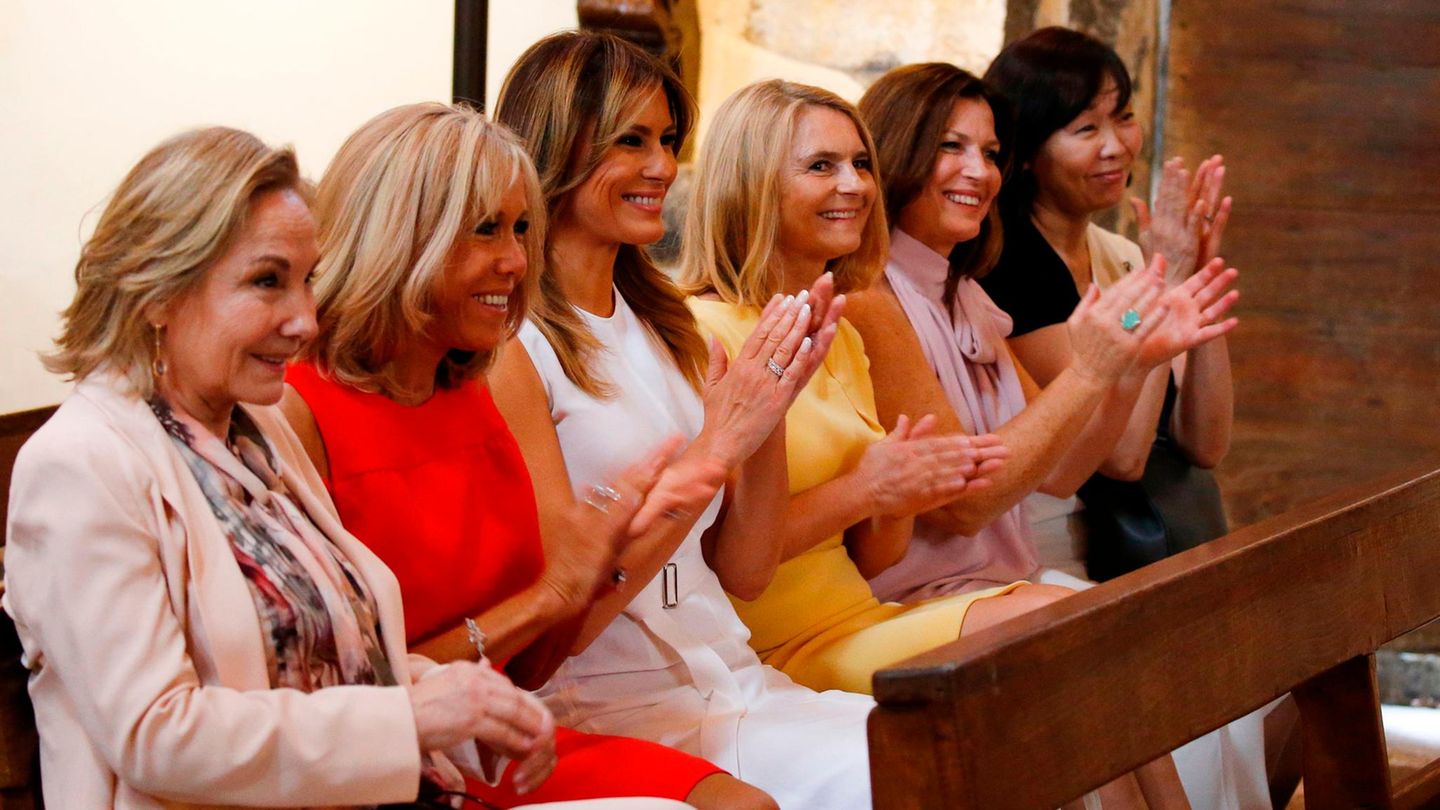 Treffen in Biarritz: Außerdem besuchten die First Ladys die Saint-Etienne-Kirche und lauschten dort einem traditionellen Chorgesang. Von links nach recht zu sehen: Cecilia Morel (Chile), Brigitte Macron (Frankreich), Melania Trump (USA), Malgorzata Tusk (Frau des Präsidenten des Europäischen Rates), Jenny Morrison (Australien), Akie Abe (Japan). Außerdem besuchten die First Ladys die Saint-Etienne-Kirche und lauschten dort einem traditionellen Chorgesang. Von links nach recht zu sehen: Cecilia Morel (Chile), Brigitte Macron (Frankreich), Melania Trump (USA), Malgorzata Tusk (Frau des Präsidenten des Europäischen Rates), Jenny Morrison (Australien), Akie Abe (Japan).