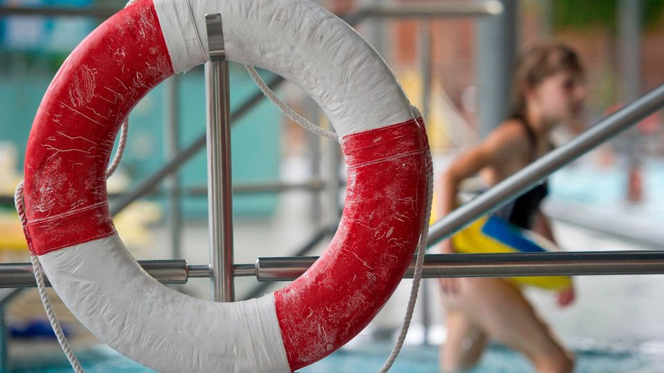 In Nordrhein-Westfalen musste ein Schwimmbad geräumt werden (Symbolfoto)