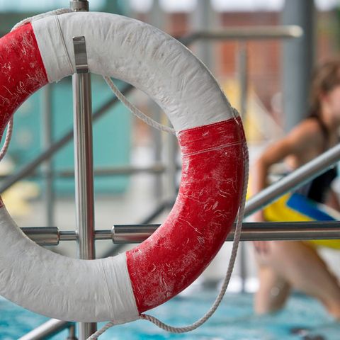 In Nordrhein-Westfalen musste ein Schwimmbad geräumt werden (Symbolfoto)