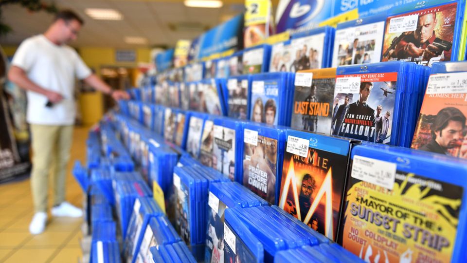 Branche im Niedergang: Nur noch selten verirren sich Kunden in die Videothek, so wie hier bei "Video Buster" in Erfurt Nur noch selten verirren sich Kunden in die Videothek, so wie hier bei "Video Buster" in Erfurt