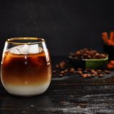 Lateimamerika  Horchata - Kaffee auf Reis   Sie ist süß, schmeckt nach Zimt und basiert auf Reis: die Horchata. Ein Getränk, das vor allem in Lateinamerika überaus beliebt ist. Mit einem Schuss Espresso avanciert der Drink gerade zum Kaffee-Trend. So geht es: Reis, heißes Wasser und Zimstange in einen Topf geben und über Nacht ziehen lassen. Am nächsten Tag den Reis und die Flüssigkeit (ohne die Zimtstange) in einen Mixer geben und pürieren. Danach durch ein Sieb oder Mulltuch filtern. Kalt stellen. Danach mit Eiswürfeln und einem Schuss Espresso servieren.