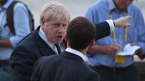 Boris Johnson mit ausgestrecktem Zeigefinger