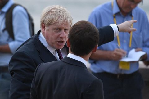 Boris Johnson mit ausgestrecktem Zeigefinger