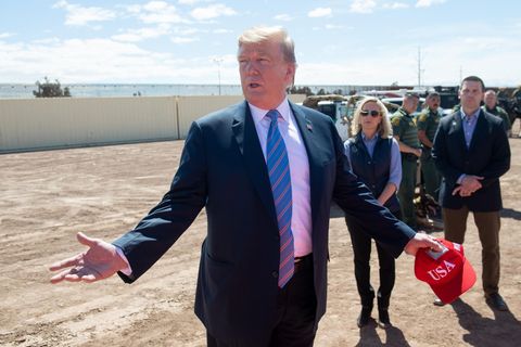 Donald Trump bei der Besichtigung eines Grenzabschnitts, an dem der bestehende Zaun aufgerüstet wurde
