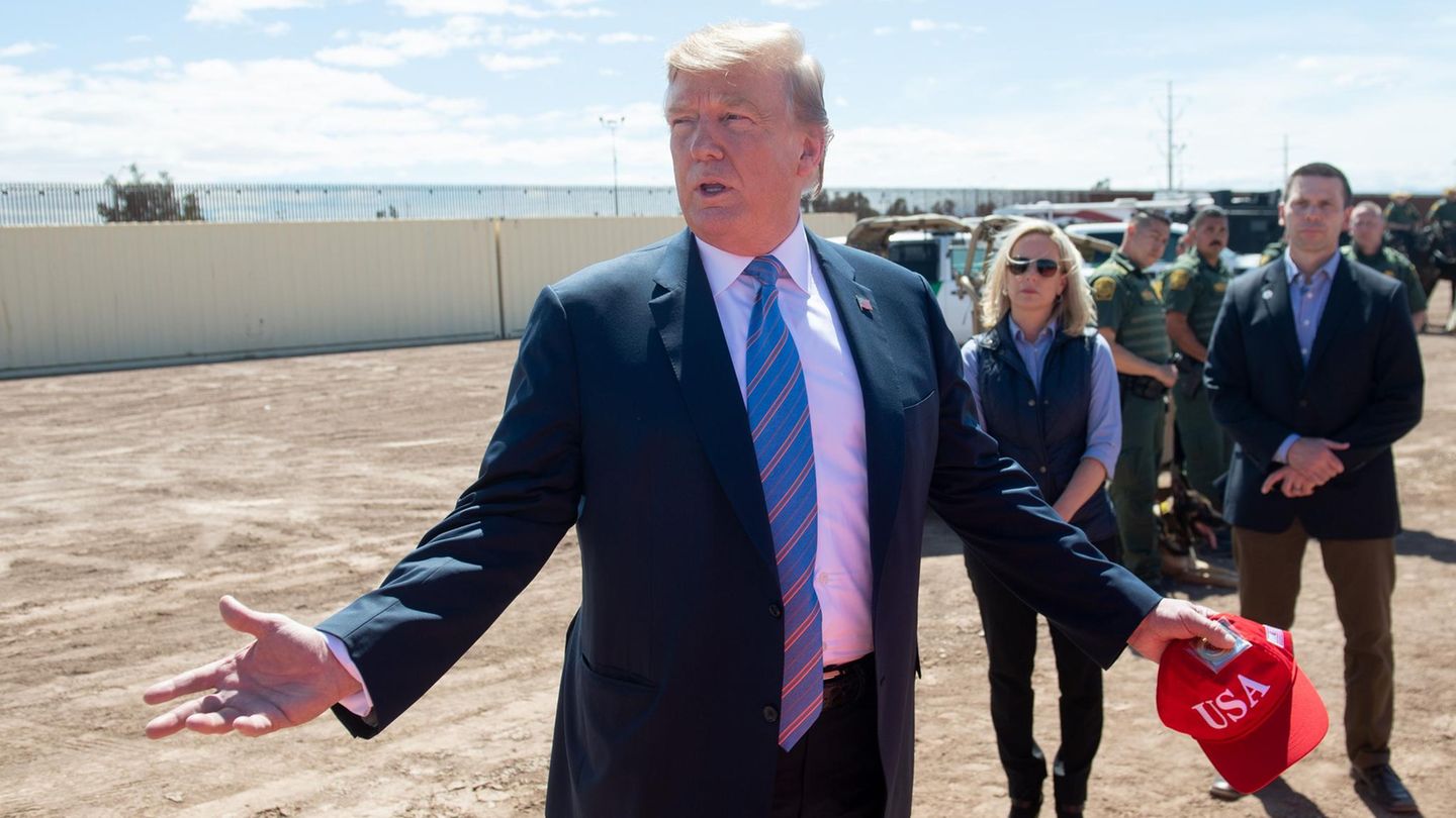 Donald Trump bei der Besichtigung eines Grenzabschnitts, an dem der bestehende Zaun aufgerüstet wurde