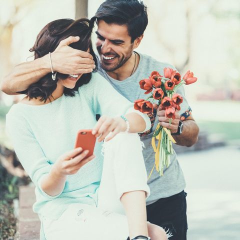 Einfach so mit Blumen überrascht werden? Eigentlich ein schöner Gedanke. Mann und Frau mit Blumen