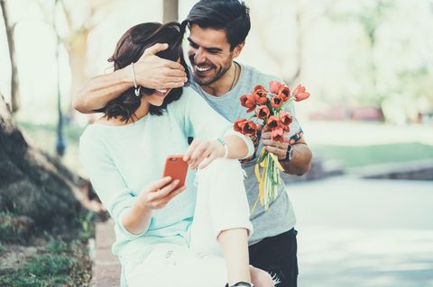 Mann und Frau mit Blumen