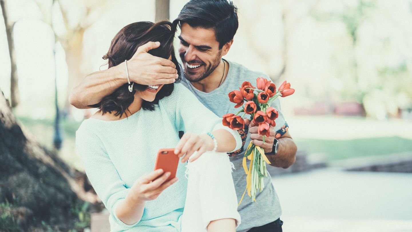 Mann und Frau mit Blumen