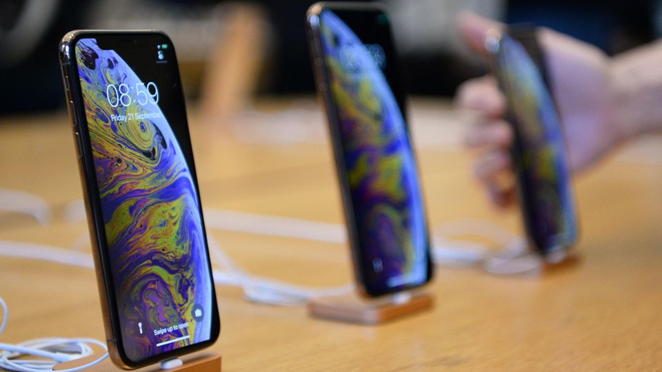 Drei iPhones werden in einem Apple Store präsentiert.