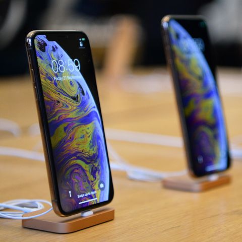 Drei iPhones werden in einem Apple Store präsentiert.