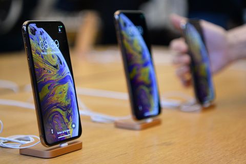 Drei iPhones werden in einem Apple Store präsentiert.