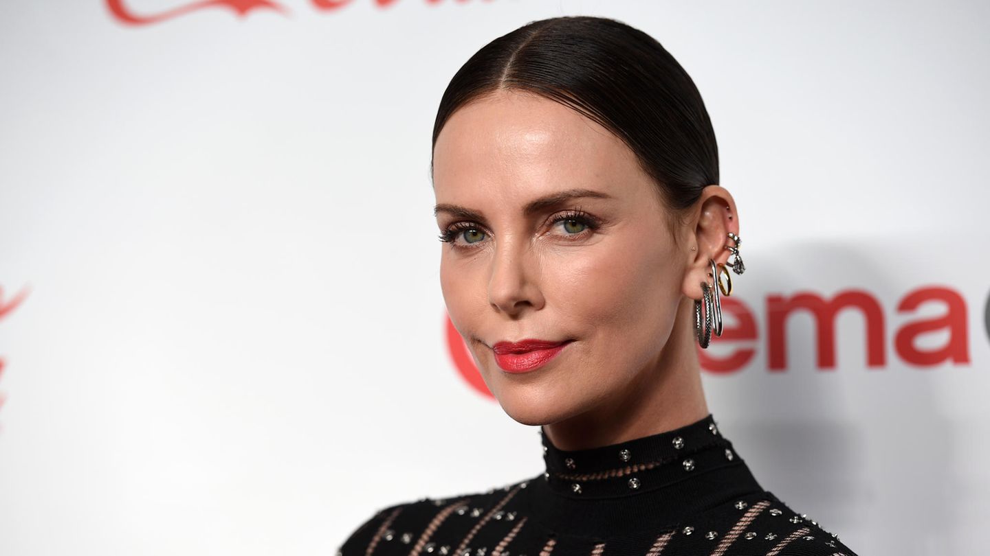 Schauspielerin Charlize Theron auf einer Preisverleihung.
