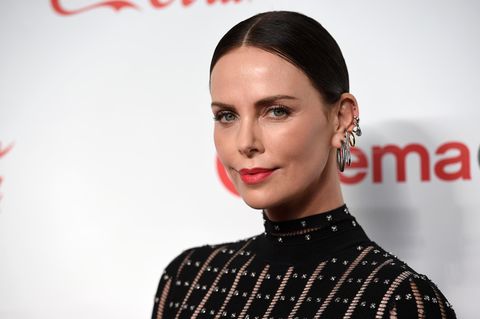 Schauspielerin Charlize Theron auf einer Preisverleihung.