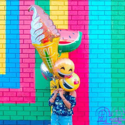 Frau mit Emoji-Ballons