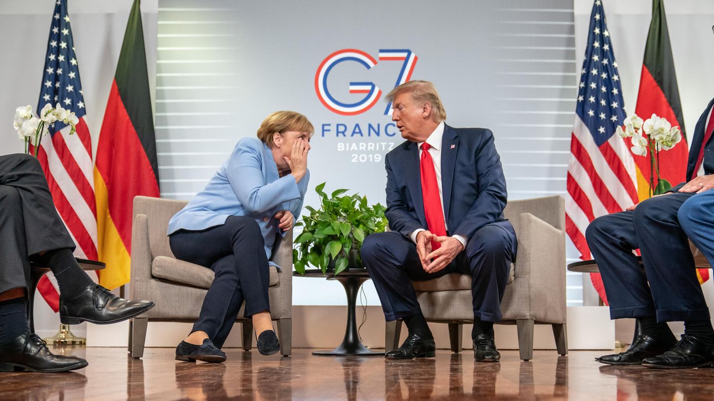 Bundeskanzlerin Angela Merkel und US-Präsident Trump tuscheln