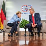 Bundeskanzlerin Angela Merkel und US-Präsident Trump tuscheln